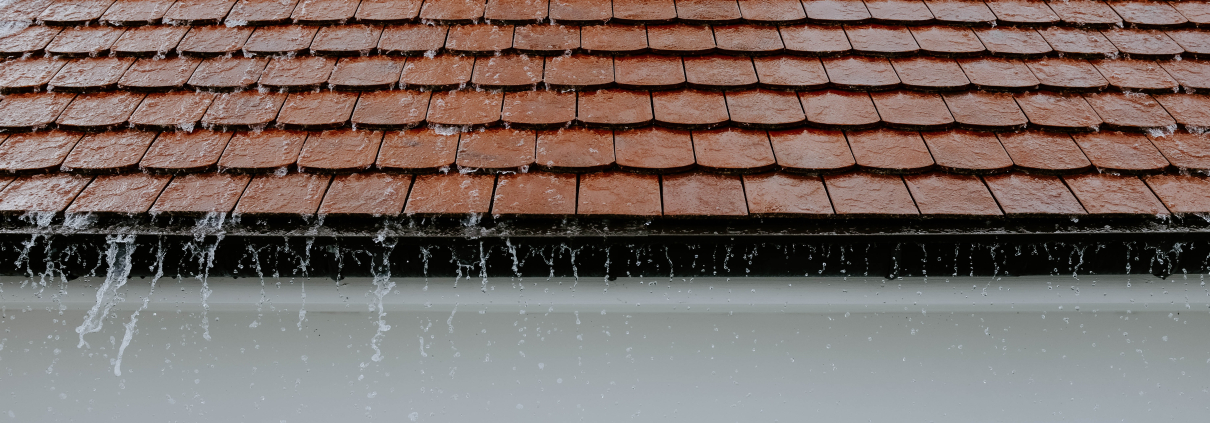 agua cayendo en tejado y provocando humedades que impactan en la salud