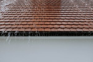 agua cayendo en tejado y provocando humedades que impactan en la salud