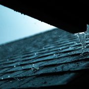 agua de lluvia cayendo provocando goteras en tejado