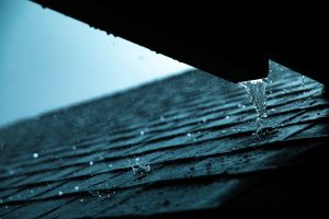 agua de lluvia cayendo provocando goteras en tejado