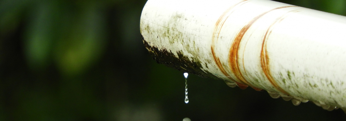 tubería goteando agua