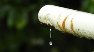 tubería goteando agua