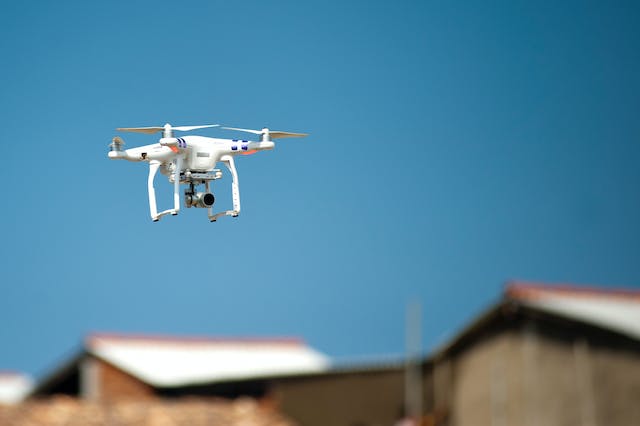dron sobrevolando tejado